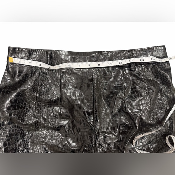 Express Black Croc-Embossed High-Waist Shorts - Picture 4 of 4